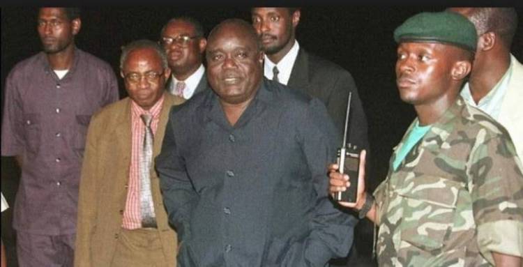 Kabila et l'AFDL arrivent à l'aéroport de Kinshasa en mai 1997