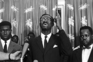 Kasa-Vubu et Patrice Lumumba en 1960, sur fond de foule à Léopoldville, symbole de la crise politique congolaise