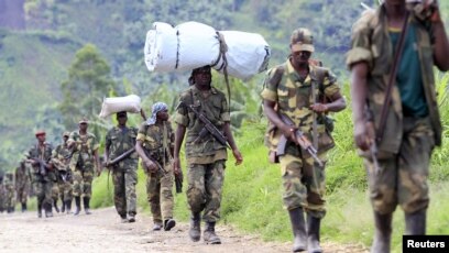 Combattants M23 contrôlant une route près de Goma en 2012