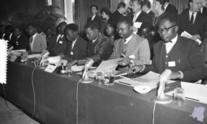 Janvier–février 1960 : la Table ronde de Bruxelles — l’indépendance fixée dans l’urgence, l’État à inventer