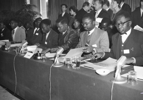 Janvier–février 1960 : la Table ronde de Bruxelles — l’indépendance fixée dans l’urgence, l’État à inventer