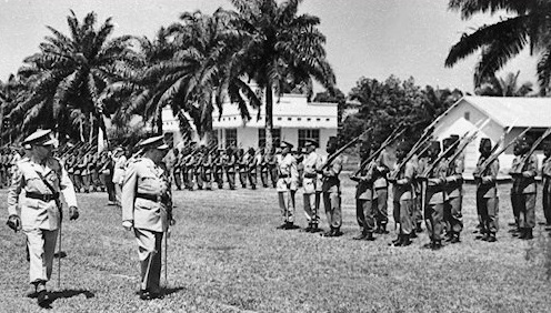 Soldats de la Force Publique s'entraînant avec des mitrailleuses et des mortiers pendant la Seconde Guerre Mondiale.