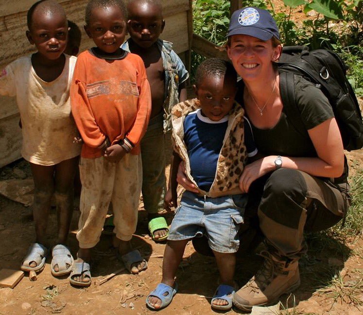 Zaïda Catalán avec des enfants congolais au Kasaï