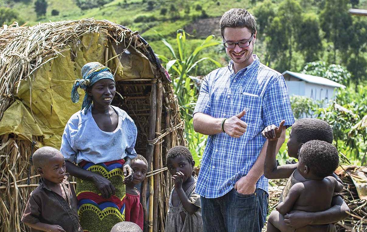 Michael Sharp avec des habitants du Kasaï
