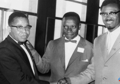 Joseph Kasa-Vubu et Patrice Lumumba en 1960, sur fond de foule à Léopoldville, symbole de la crise politique congolaise