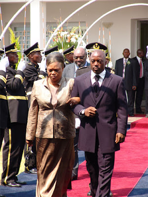 Sifa Mahanya (Mama Sifa) aux côtés de Joseph Kabila