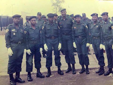 Régime Mobutu : Charles Bisengimana au milieu des gardes civils
