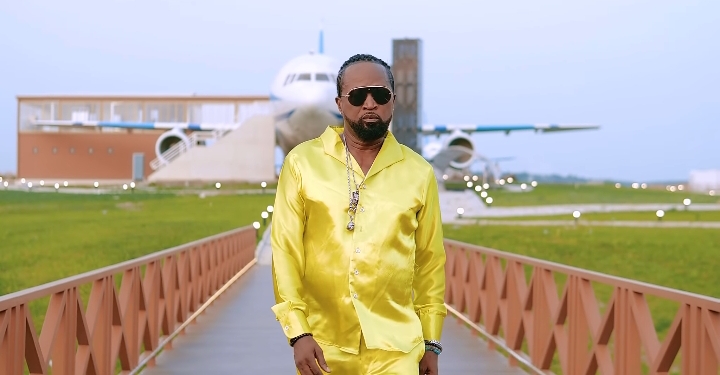 Werrason en concert, micro en main