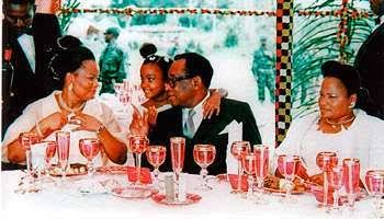 Bobi Ladawa, sa sœur jumelle et Mobutu au centre